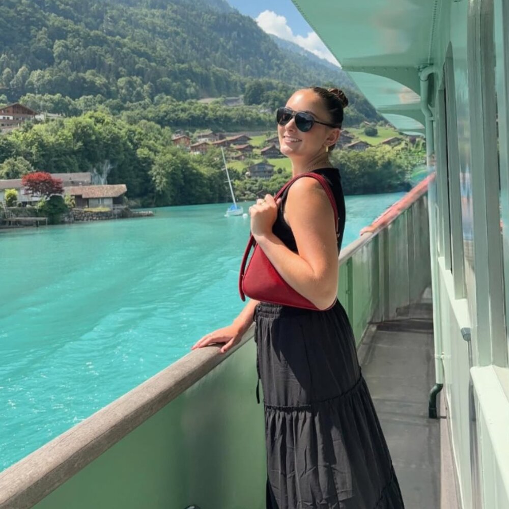 Meet your Posher, Kontos